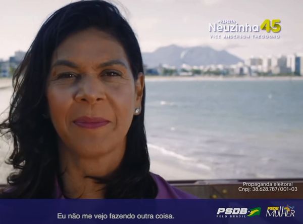 Neuzinha (PSDB) expõe dois símbolos do PSDB nas campanhas veiculadas na televisão