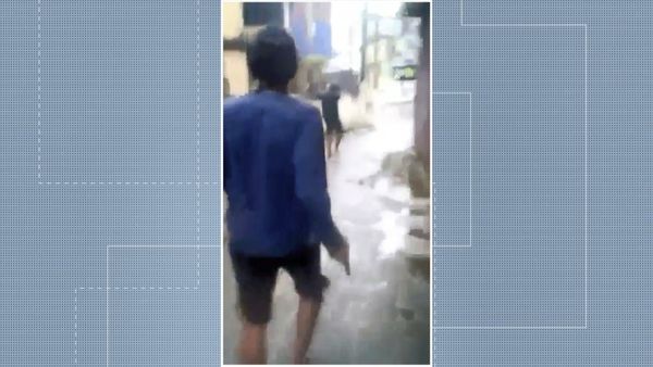 Vídeo mostra homens atirando no meio da rua em Divino Espírito Santo