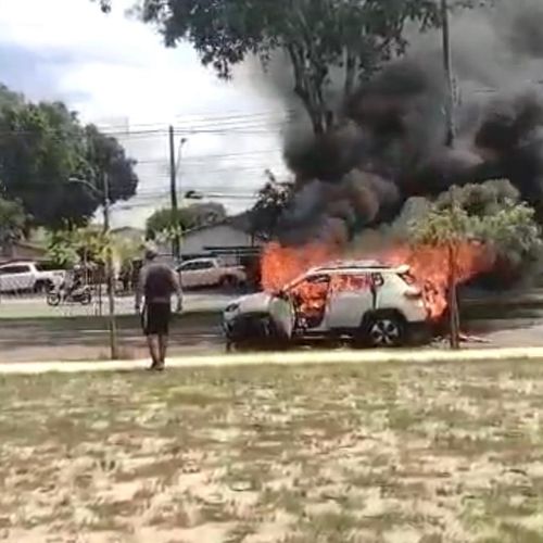 As imagens foram registradas logo depois que as chamas começaram e mostram várias pessoas ao redor do carro tentando apagar o fogo e até tirar o homem de dentro do veículo, na Avenida Adalberto Simão Nader, em Vitória