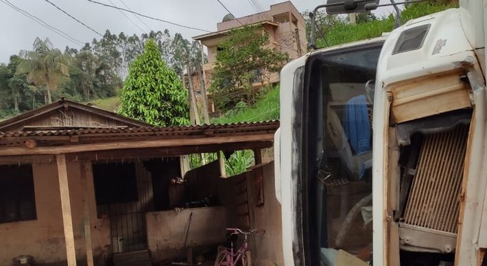 Uma carreta caiu de uma rua em um barranco e por pouco não atingiu uma residência por volta das 7 horas desta sexta-feira (30), na comunidade do Camargo. Segundo moradores, é a segunda vez nesta semana que uma carreta cai no local