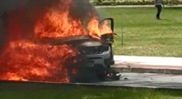 Informações iniciais eram de que incêndio começou após uma colisão, mas vídeo revelou que chamas começaram sozinhas; o motorista morreu carbonizado, dentro do veículo