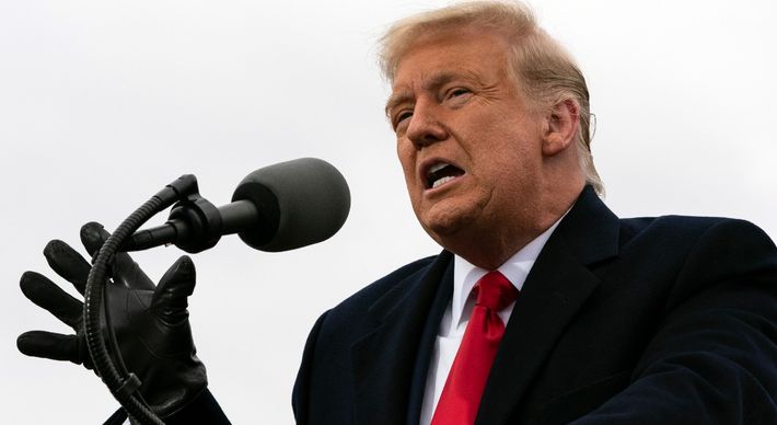 A reclamação é uma referência à decisão de Twitter e Facebook de suspenderem Trump de suas redes sociais, por considerarem que ele as utilizou para incitar a violência
