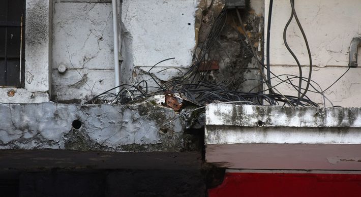 Marquises de imóveis antigos no Centro de Vitória sofrem com a ação do tempo e dão sinais da necessidade de manutenção. Fernando Madeira fez os registros nesta sexta-feira (30)