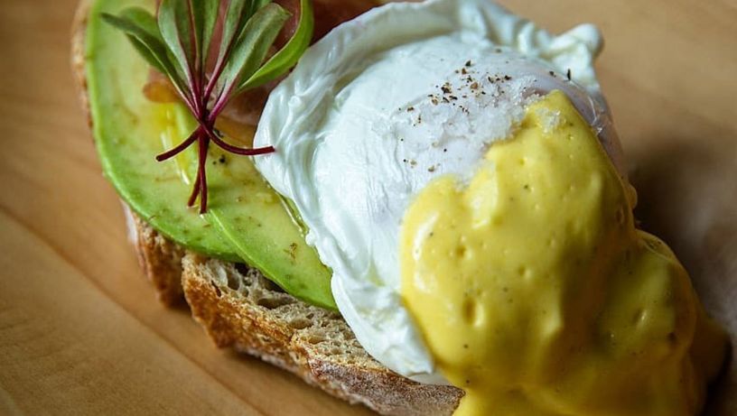 Toast Benedict da Aleixo Cafeteria, na Praia do Canto 