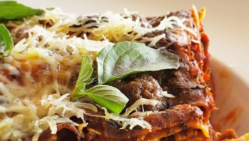 Lasanha napolitana à bolonhesa do restaurante Vallino a Pranzo, em Pedra Azul