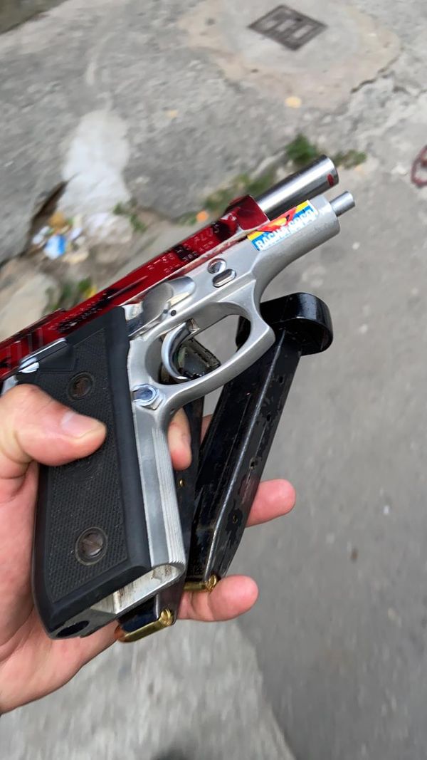 A polícia também apreendeu a pistola que aparece nas filmagens do tiroteio