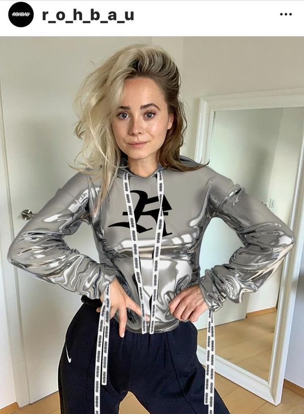 A Rohbau, que tem sede em Portugal, também aposta nesta vanguarda das roupas digitais, e vende um moletom metalizado com a cor da preferência do cliente, pelo valor de  40, ou R$ 264.