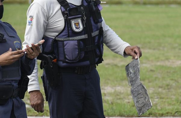 Agentes trabalharam para identificar a placa do veículo, que ficou bastante danificada pelo incêndio por Carlos Alberto Silva