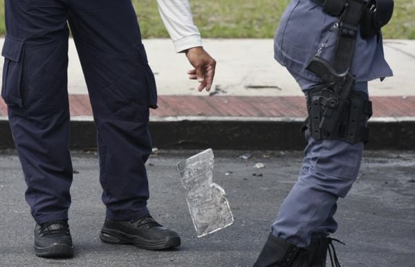 Agentes trabalharam para identificar a placa do veículo, que ficou bastante danificada pelo incêndio por Carlos Alberto Silva