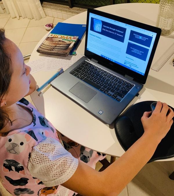 Alunos da Escola Americana praticam leitura em plataforma online, avaliados por professores