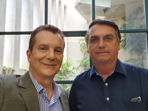 Bolsonaro e Russomanno se encontram em um aeroporto de São Paulo