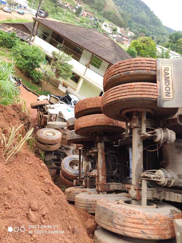 Carreta cai do barranco e quase atinge casa em Venda Nova por Internauta