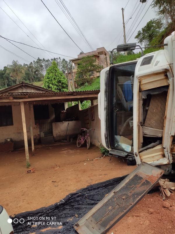 Carreta cai do barranco e quase atinge casa em Venda Nova por Internauta