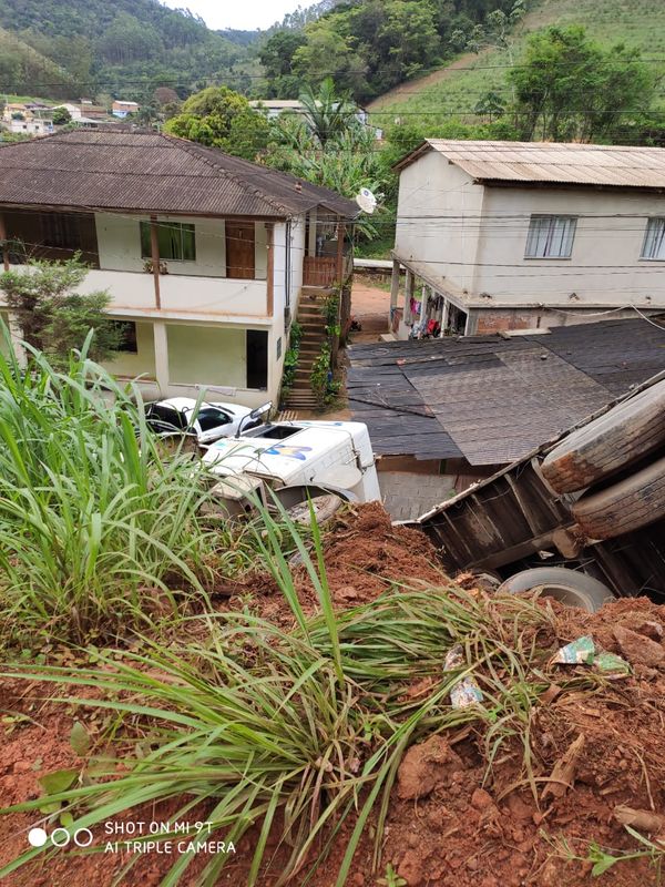 Carreta cai do barranco e quase atinge casa em Venda Nova por Internauta
