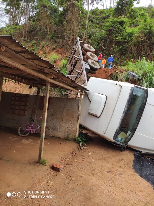 Carreta cai do barranco e quase atinge casa em Venda Nova por Internauta