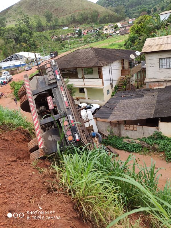 Carreta cai do barranco e quase atinge casa em Venda Nova por Internauta