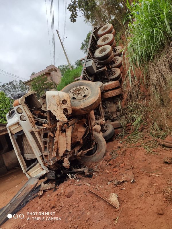 Carreta cai do barranco e quase atinge casa em Venda Nova por Internauta