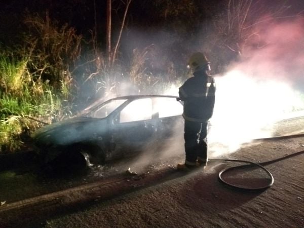 Um dos veículos envolvidos no acidente foi encontrado em chamas após o encerramento da ocorrência
