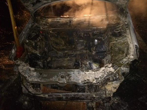 Um dos veículos envolvidos no acidente foi encontrado em chamas após o encerramento da ocorrência