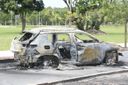 Do veículo, sobrou apenas a carcaça de metal; motorista morreu e autoridades ainda trabalham no local(Carlos Alberto Silva)