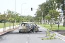 Do veículo, sobrou apenas a carcaça de metal; motorista morreu e autoridades ainda trabalham no local(Carlos Alberto Silva)