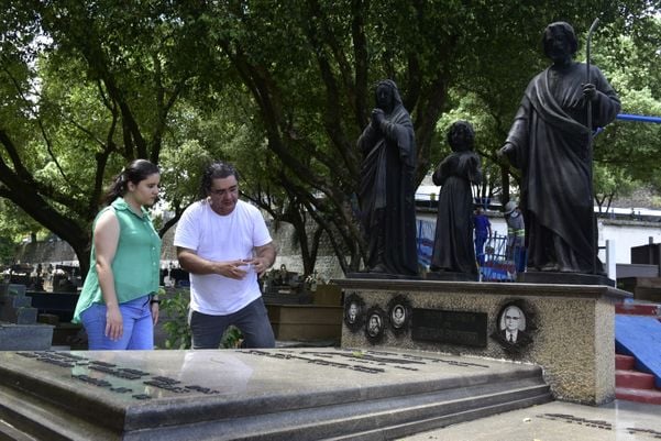Aparecido José Cirilo, professor e Isis Santana, aluna da Ufes por Ricardo Medeiros