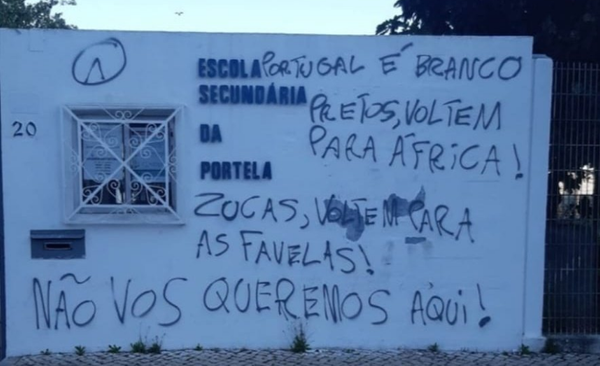 Escola é pichada com insultos racistas contra brasileiros 