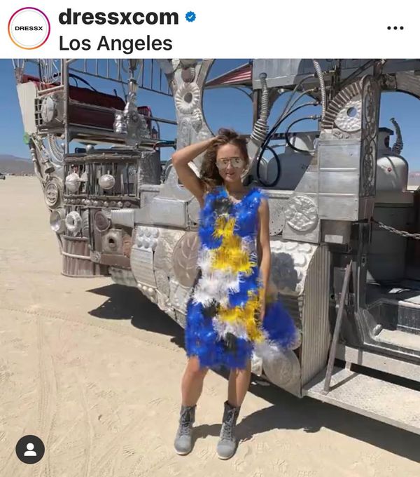 Para comprar roupa digital na Dress-X, o cliente envia fotos suas à equipe e escolhe a peça. O prazo de envio, que ocorre por email, é de dois a três dias.