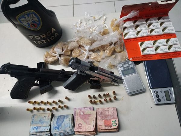 Dois homens foram presos pela Polícia Militar no bairro Independência, em Cariacica, na noite dessa quinta-feira (26). Os militares também apreenderam drogas, armas e munições.