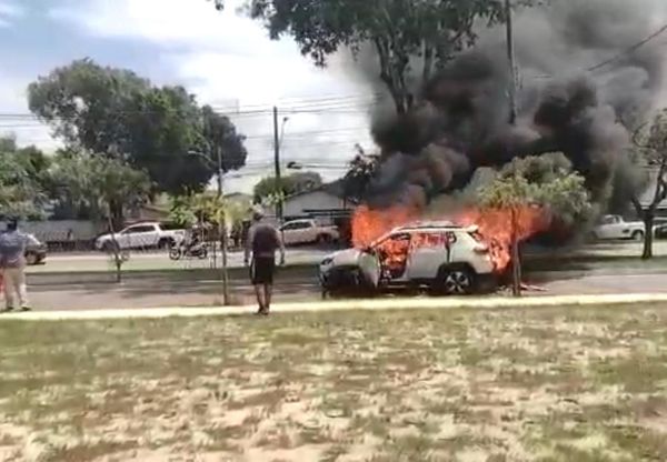 Imagem do carro em chamas