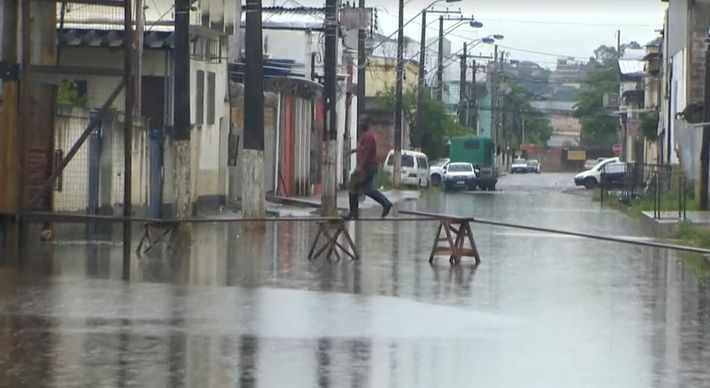 A água se acumulou na entrada do Terminal de São Torquato e também nas proximidades do Terminal de Vila Velha