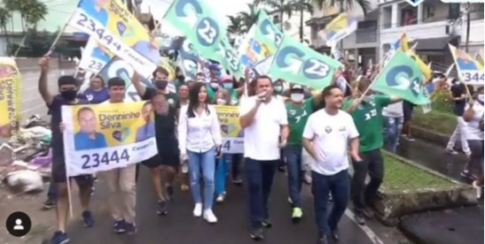 Vereador Denninho Silva e o candidato a prefeito, Fabrício Gandini, em caminhada de campanha. Crédito: Reprodução/Instagram