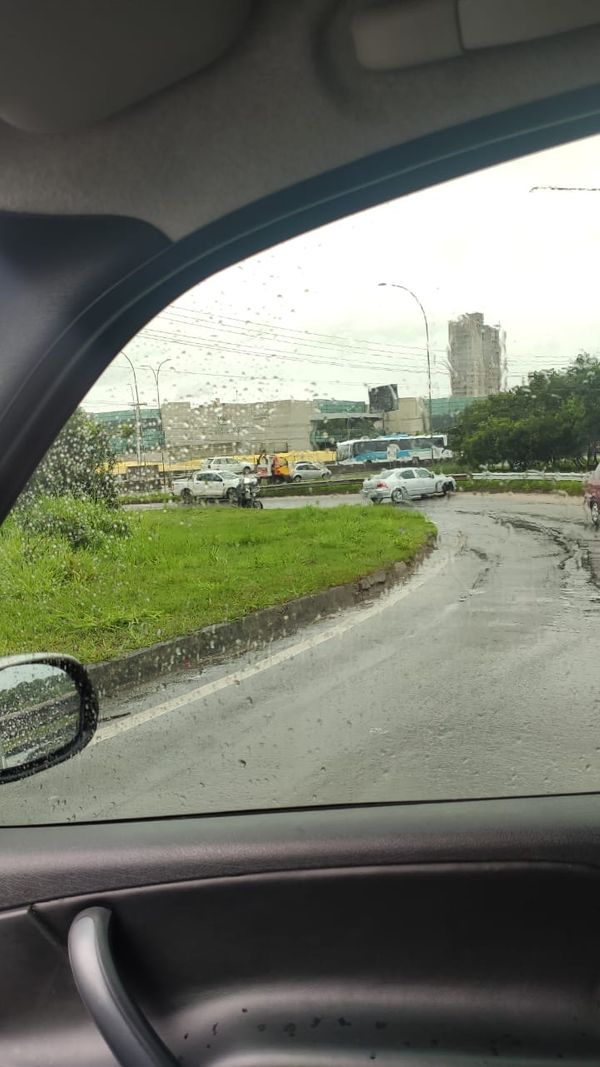 Caminhão com pane gera retenção no trânsito 