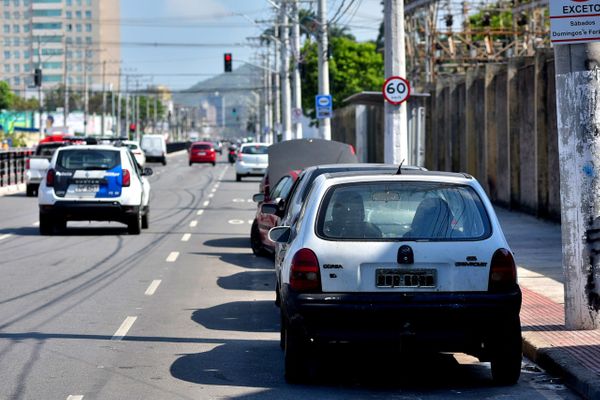 Estacionamento irregular na Av. Leitão da Silva