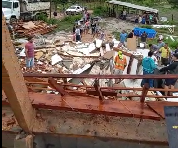 Prédio onde restaurante funcionava, em Itapemirim, desabou devido à chuva 