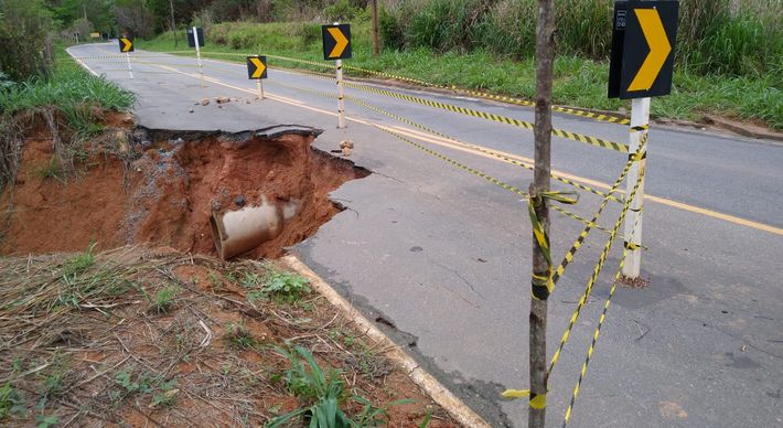 Parte da pista entre a sede do município de Itarana, localizada na Região Serrana do Estado, e a comunidade de Praça Oito cedeu no sábado (31)