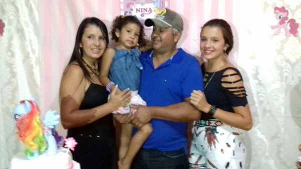 O casal foi lançado para fora da residência e as duas filhas ficaram entre os escombros