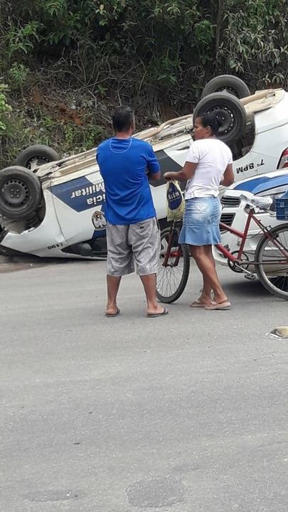 Homem invade viatura da PM e capota veículo em Cariacica