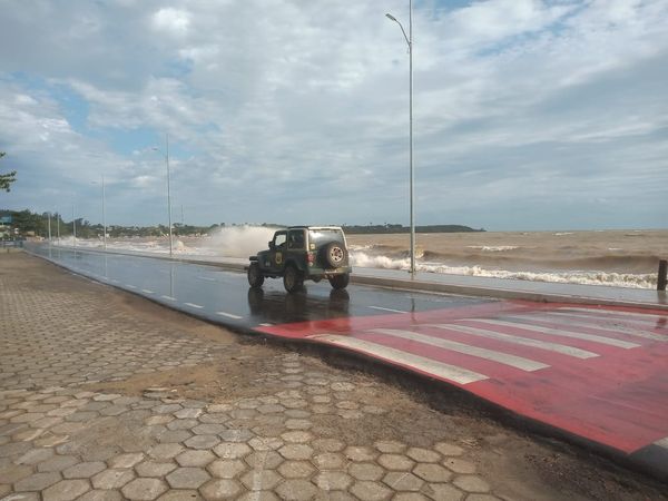 Mar agitado em Anchieta