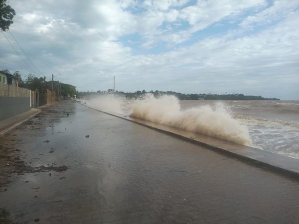 Mar agitado em Anchieta