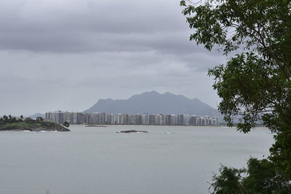 O Mestre Álvaro e os prédios da orla de Camburi por Ricardo Medeiros