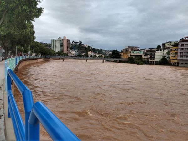 O estado de alerta é devido aos acumulados de chuvas que a cidade já recebeu e a previsão de que as chuvas continuem, inclusive com intensidade entre moderada e forte
