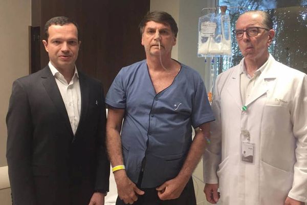 O presidente Jair Bolsonaro divulgou em sua conta no Twitter foto ao lado do cirurgião Antonio Luiz Macedo (á direita) e do médico Luiz Henrique Borsato, em 12 de setembro de 2019