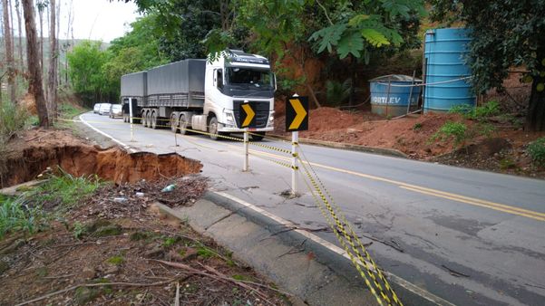 Parte da pista doa ES 261, trecho entre a sede do município de Itarana e a comunidade de Praça Oito cedeu