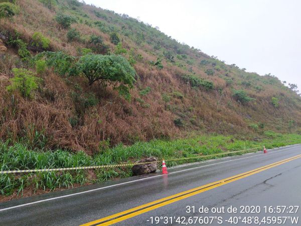Pedra rola de encosta e atinge rodovia em Colatina 