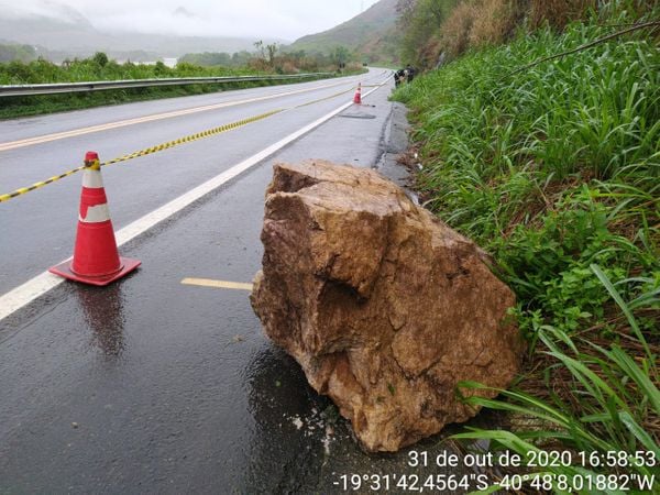 Pedra rola de encosta e atinge rodovia em Colatina 