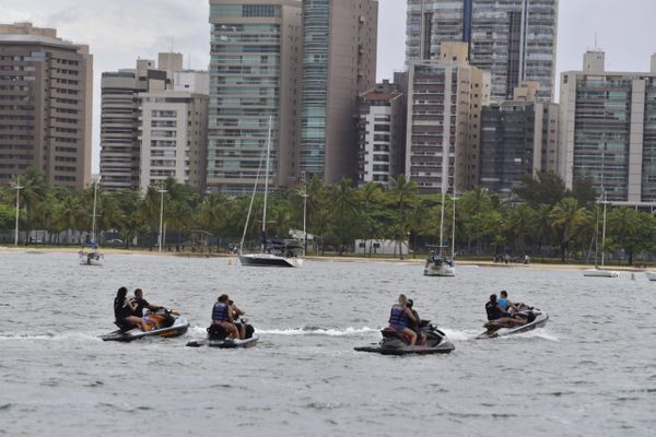 Pessoas aproveitaram para praticar esportes náuticos por Ricardo Medeiros