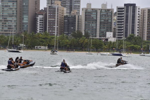 Pessoas aproveitaram para praticar esportes náuticos por Ricardo Medeiros