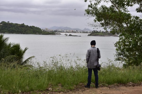 Morador observa a paisagem por Ricardo Medeiros