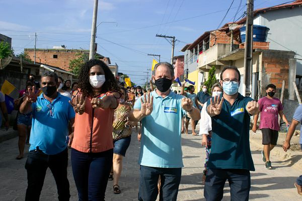 Vice-governadora Jaqueline Moraes (PSB), em caminhada com o candidato a prefeito em Jaguaré, Luciano Laquini (PSB)